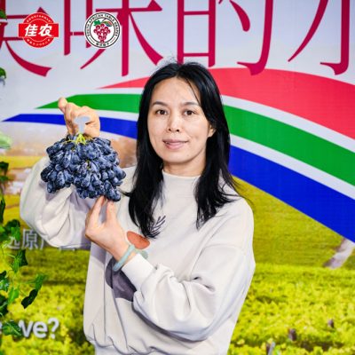 South African Sweet Sapphire & Crimson Grapes On Display At Guangzhou Jiangnan Wholesale Market.
